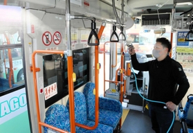 じょうとんバスの車内を消毒する島宏輔さん＝加古川市尾上町池田