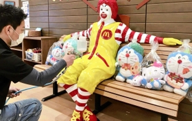 闘病する子どもの保護者が宿泊する施設を消毒する島宏輔さん＝２０２１年２月、神戸市中央区（島さん提供）