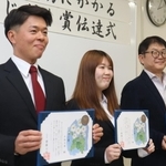 川におぼれた女性を救助したとして、「のじぎく賞」を伝達された（右から）山中一夫さん、北川穂乃実さん、魚橋良輔さん＝高砂市荒井町紙町、高砂署