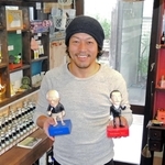 特徴を捉えすぎた「おもしろフィギュア」を制作する井上智也さん。本業のアロマショップにも各所に作品が＝加古川市平荘町山角、アロマショップ「バド」