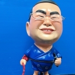 眉が特徴的で、西郷隆盛の銅像そっくりに仕上げられた男性（バド提供）