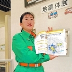 加古川市の総合防災マップを手に「各家庭で必ず確認しておいて」と呼びかける横山恭子さん＝加古川市加古川町友沢、市防災センター