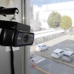 県加古川総合庁舎２階に設置したカメラ。駐車場の混雑状況をＡＩで解析し、インターネット上で表示する＝加古川市加古川町寺家町