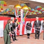 １５日にあったアンブレラスカイのお披露目式典で岡田康裕市長（左から３人目）らとくす玉を割る発案者の福田妃栞さん（右から３人目）＝かこてらす