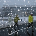 寒波に対応するため、高砂市役所を出る職員＝２４日午後５時１５分、高砂市荒井町千鳥１