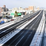 雪で通行止めになった加古川バイパスと、車が渋滞している側道＝２５日午前８時５０分、加古川市平岡町新在家