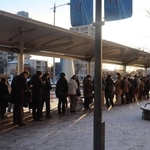 ＪＲ加古川駅前のバス停には、バスを待つ人々が長い列をつくった＝２５日午前７時３１分、加古川市加古川町篠原町