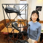 入選作品「ＡＩのゆくえ」と遠藤由美子さん＝加古川市