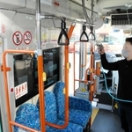 じょうとんバスの車内を消毒する島宏輔さん＝加古川市尾上町池田