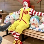 闘病する子どもの保護者が宿泊する施設を消毒する島宏輔さん＝２０２１年２月、神戸市中央区（島さん提供）