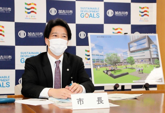 ＪＲ加古川駅前の再整備案について説明する岡田康裕市長＝加古川市役所