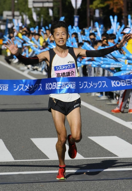 神戸マラソンで優勝しゴールテープを切る高橋謙介さん＝２０１２年１１月