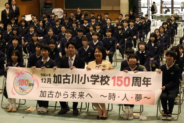 児童らと記念撮影する住田裕子弁護士（前列右から３人目）＝加古川小学校