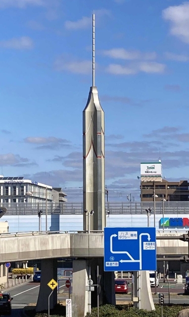 ＪＲ加古川駅前にそびえるタワー＝加古川市加古川町溝之口