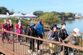 参加者がため池を巡ったロゲイニングのイベント。大阪・関西万博に向け、国内外の人が楽しめるように、ため池に多言語看板の設置を計画する＝２０２２年１１月、加古川市平岡町新在家（東播磨県民局提供）