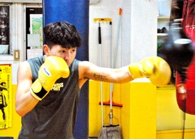 右肩の手術を経て練習を再開した湊義生さん。夏ごろの再起戦を目指す＝加古川市別府町朝日町