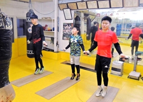 いつも一緒にジムへやって来る３兄弟。（右から）松江琉翔さん、倖羽君、吟仁さん＝加古川市別府町朝日町