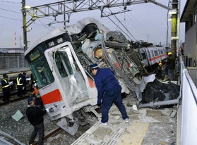 脱線し、大破した山陽電鉄特急電車の先頭車両＝２０１３年２月１２日、高砂市荒井町扇町、山陽電鉄荒井駅