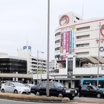 加古川市が再整備案を発表したＪＲ加古川駅前。カピル２１ビル（右）、加古川駅前立体駐車場ビル（中央奥）、サンライズビル（左）の建て替え方針を示した＝加古川市加古川町篠原町、加古川町溝之口