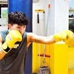 右肩の手術を経て練習を再開した湊義生さん。夏ごろの再起戦を目指す＝加古川市別府町朝日町