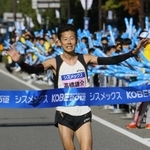 神戸マラソンで優勝しゴールテープを切る高橋謙介さん＝２０１２年１１月