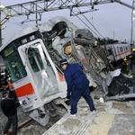 脱線し、大破した山陽電鉄特急電車の先頭車両＝２０１３年２月１２日、高砂市荒井町扇町、山陽電鉄荒井駅