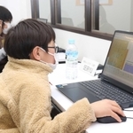 ＡＩ将棋ソフトで対局する参加者＝かこがわ将棋プラザ