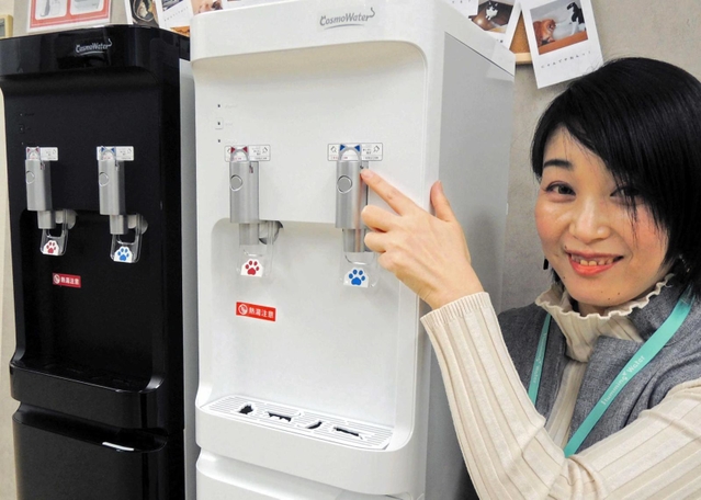 「猫好きがキュンとなるデザインを、さりげなくあしらいました」とＰＲするコスモライフの末次理恵さん＝加古川市加古川町備後