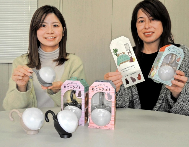 浅田陽子さん（右）や三浦萌以さんら女性を中心としたチームが考案した「ねこのライト」＝加古川市平荘町里