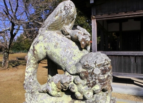 愛らしい親子連れのこま犬＝加古川市神野町、若一神社