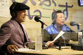 ラジオの公開収録で笑顔を見せる島田洋七さん（右）とそえんじさん＝「びぃぷらす加古川」