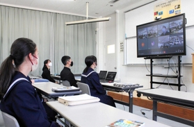 両荘中と遠く離れた沖縄県の今帰仁中の１年生同士が、オンラインを使って交流授業を行った＝加古川市平荘町