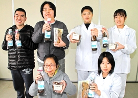 ふるさと納税返礼品の加工食品をＰＲする県立農業高の生徒と障害者事業所「ひまわりの郷」の利用者＝加古川市平岡町新在家