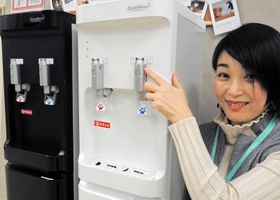 「猫好きがキュンとなるデザインを、さりげなくあしらいました」とＰＲするコスモライフの末次理恵さん＝加古川市加古川町備後