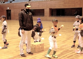 子どもたちの投球フォームを確認し、指導する元阪神の伊藤和雄さん＝高砂市総合体育館