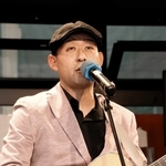 島田洋七さんが作詞した曲を歌うそえんじさん＝「びぃぷらす加古川」
