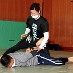 男性署員を制圧する渡辺富紀恵さん＝加古川署