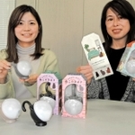 浅田陽子さん（右）や三浦萌以さんら女性を中心としたチームが考案した「ねこのライト」＝加古川市平荘町里