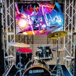 「ＯＮＥ　ＯＫ　ＲＯＣＫ」のＴＯＭＯＹＡさんが寄贈したドラムセット＝ＫＡＫＯＧＡＷＡ　ＭＵＳＩＣ　ＦＥＳ実行委員会提供
