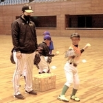 子どもたちの投球フォームを確認し、指導する元阪神の伊藤和雄さん＝高砂市総合体育館