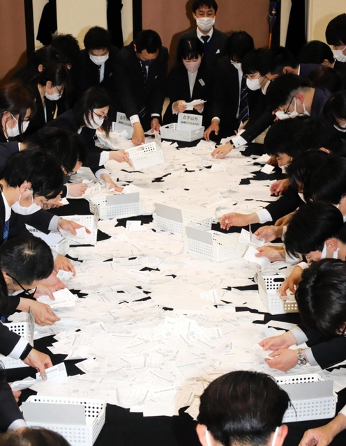 開票作業に当たる播磨町職員＝播磨町東本荘１、町中央公民館