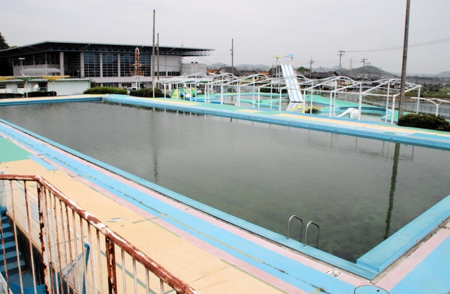 当面の存続が決まった日岡山市民プール＝加古川市神野町西之山