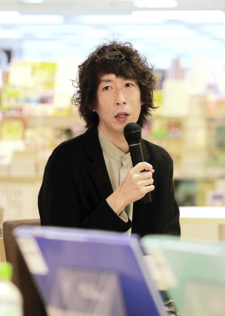「かなしきデブ猫ちゃん　マル」への思いを語る早見和真さん＝加古川市加古川町篠原町