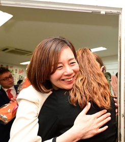 初当選を決め、支援者と抱き合って喜ぶ鍔木良子氏＝加古川市加古川町平野（撮影・中西幸大）
