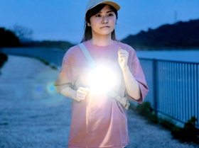 明るさが評価されたムサシの「ぴかりミニライト」。ショルダーベルトに引っかけて使うと、夜のジョギングも安心（ムサシ提供）