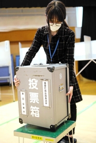 投票所の設営準備を進める職員＝播磨町古田１、西部コミュニティセンター