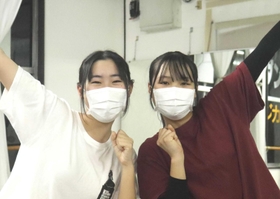 入賞し喜ぶ川端莉音さん（右）と野上睦月さん＝加古川市加古川町