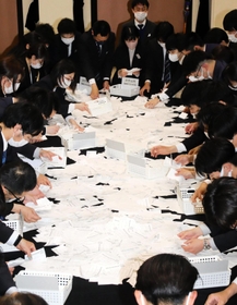 開票作業に当たる播磨町職員＝播磨町東本荘１、町中央公民館