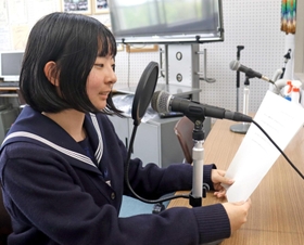 協力した東播磨高校放送部の藤本実久さん＝東播磨高校