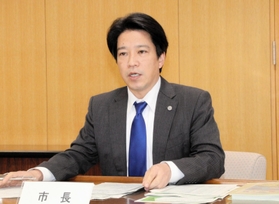 定例会見で、明石市長選についての所見を述べた加古川市の岡田康裕市長＝加古川市